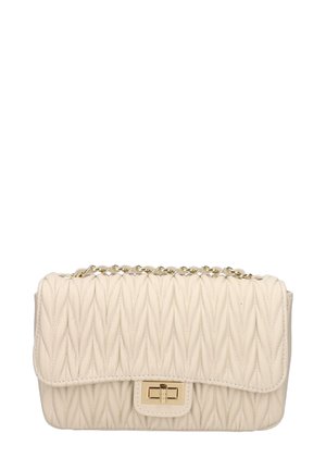 Gepolsterte cremefarbene Kunstlederhandtasche mit einem goldenen Kettenriemen, rechteckiger Form, goldfarbenem Verschluss und strukturiertem Finish.