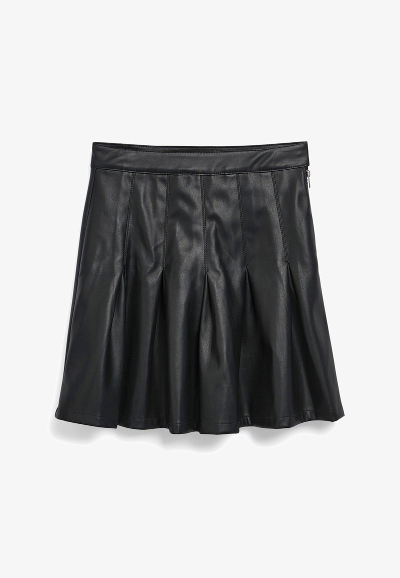 Mini-jupe plissée en similicuir noir avec une large ceinture et une fermeture éclair latérale, présentée sur fond blanc.
