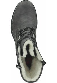 Botín de tobillo gris con cordones, con un suave forro de lana blanca, parte superior de cuero sintético texturizado y costuras blancas a lo largo de la suela.