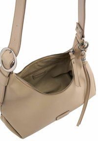 Sac à main en cuir beige avec une forme arrondie, ouverture zippée, quincaillerie en argent et surface texturée. L'intérieur est doublé et de teinte neutre.