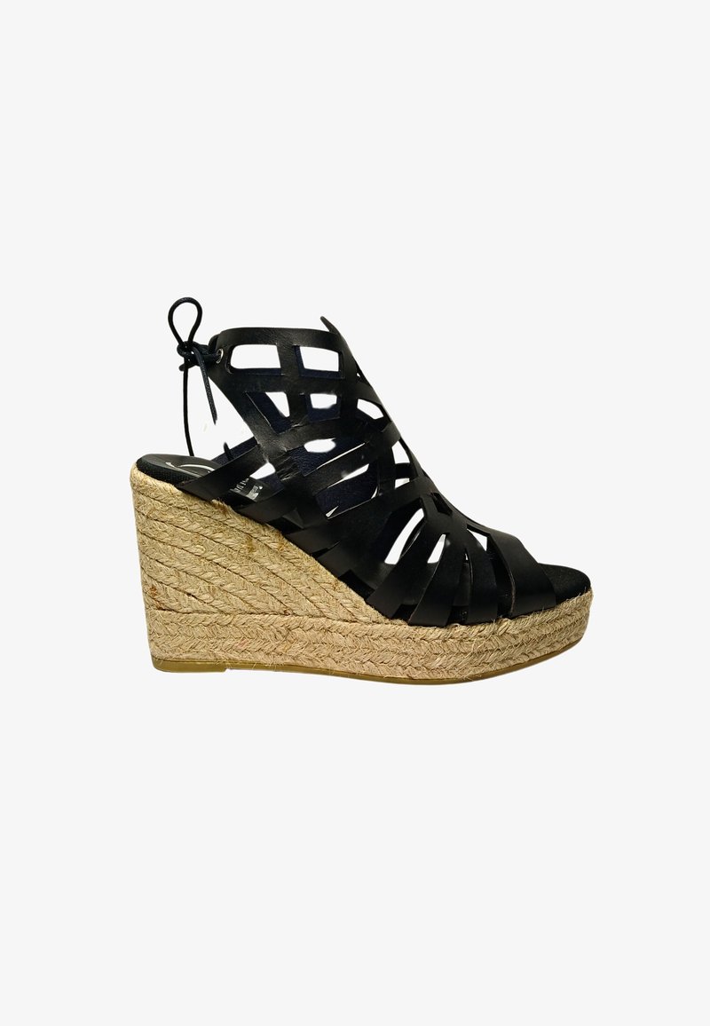Schwarze Keilsandale mit ausgeschnittenem Leder-Obermaterial und gewebter Jute-Sohle. Mit Knöchelband und strukturiertem Sohlen für besseren Halt.