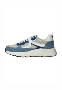 Sneakers met een bovenkant van mesh en denim in blauw en wit, met een gestructureerde zool, contrasterende accenten en vetersluiting.
