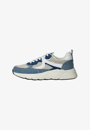 Sneakers met een bovenkant van mesh en denim in blauw en wit, met een gestructureerde zool, contrasterende accenten en vetersluiting.