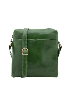 Borsa a tracolla verde in pelle con una superficie liscia, tracolla regolabile, tasca frontale e dettagli in hardware dorato.