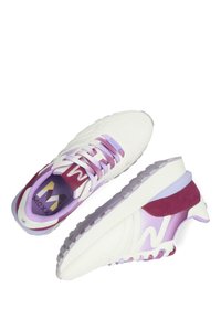 Vita och lila träningsskor i tyg och mocka. Har en strukturerad sula, snören i lavendel och en framträdande "M"-logotyp.