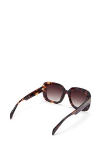 Tortoishell zonnebril met een vierkante vorm, gradient lenzen en hardwareaccenten in goudkleur op de poot. Soepele textuur, lichtgewicht ontwerp.