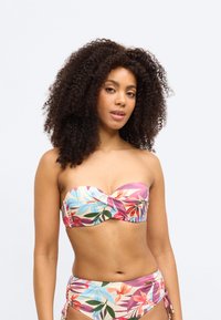 Ziedu bantveida bikini ar daudzkrāsainu rakstu, kas ietver rozā, zilos un oranžos ziedus uz krēmkrāsas fona, teksturēta auduma, regulējamas sānu daļas.