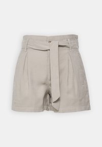 Lichtbeige shorts van zachte stof. Voorzien van een strikceintuur, plooien aan de voorkant en zijzakken. Strakke snit met een modern ontwerp.