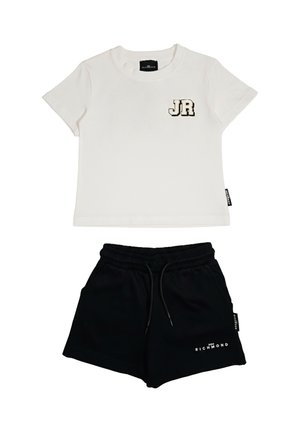T-shirt bianca a maniche corte con "JR" sul petto abbinata a pantaloncini neri con vita elastica e logo "Richmond" sulla gamba sinistra.
