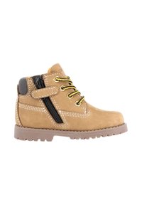 Stivaletto alla caviglia in suede color sabbia con superficie texturizzata, zip nera, lacci dorati e suola in gomma marrone. Presenta cuciture bianche e una zip laterale.