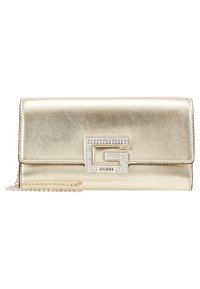 Sac à main métallisé doré au design épuré, avec une fermeture à logo ornée de cristaux et une bandoulière chaîne amovible pour une utilisation polyvalente.