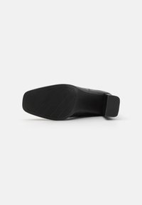 Tommy Hilfiger CHAIN BOOTIE - Magassarkú bokacsizmák - black