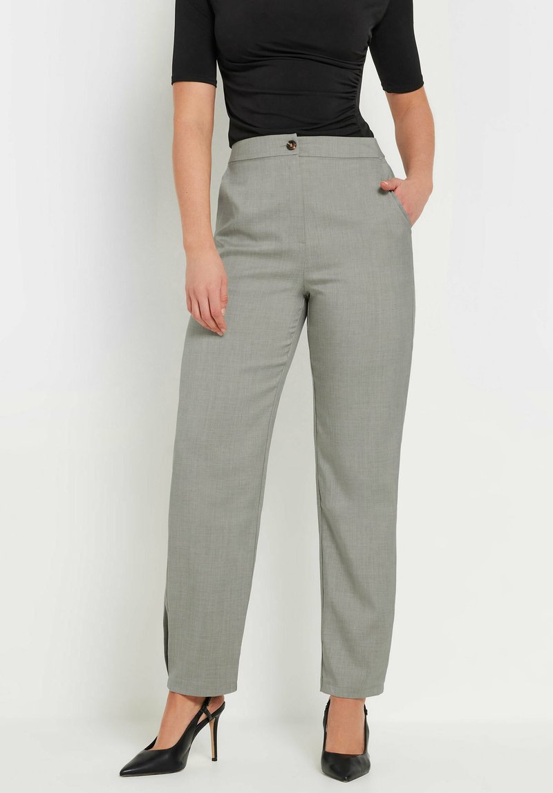 Lichtgrijze op maat gemaakte broek met een smalle pasvorm, een hoge taille en zijzakken. De stof heeft een subtiele textuur, aangevuld met een knoopsluiting.