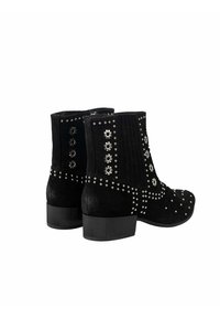 Bottines en suède noir avec de petits talons carrés, décorées de clous en argent et d'embellissements en métal en forme d'engrenage sur les côtés et à l'avant.
