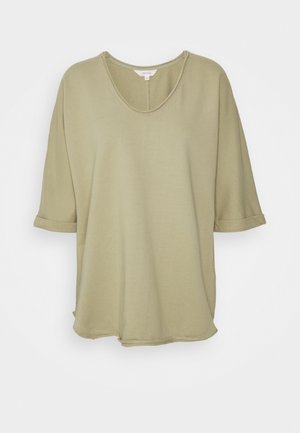 Olivgrünes kurzärmeliges T-Shirt mit Rundhalsausschnitt, lockerer Passform und gerollten Ärmeln; aus weichem, leichtem Baumwollmaterial gefertigt.