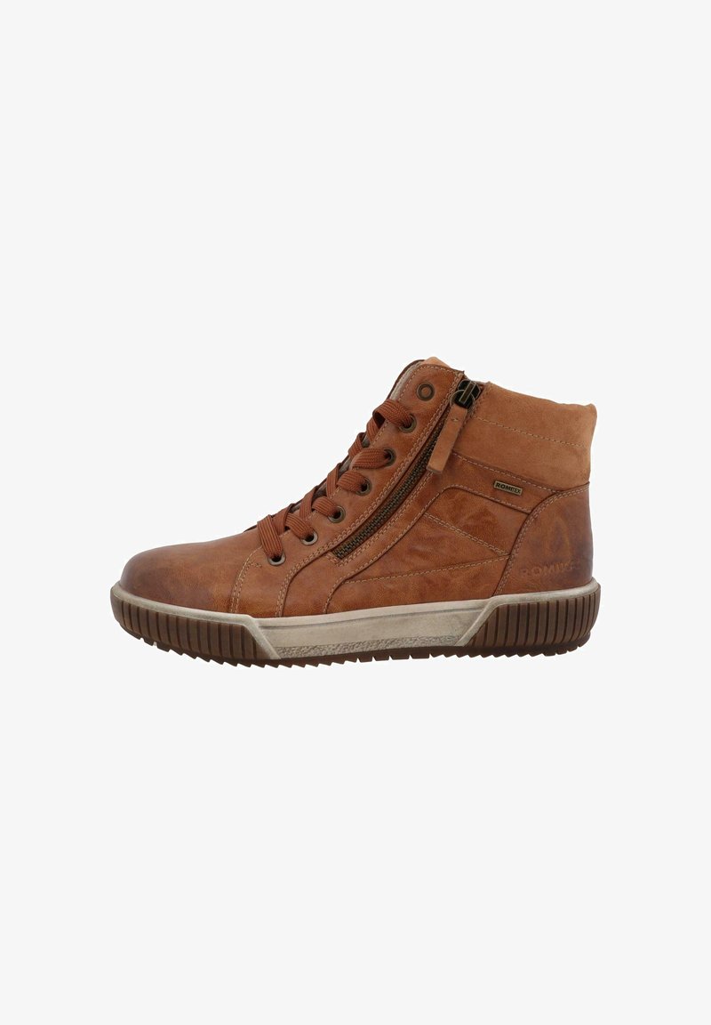 Hnědé kožené vysoké tenisky s texturovaným povrchem, s předními tkaničkami, bočním zipem a gumovou podrážkou s rýhovaným vzorem.