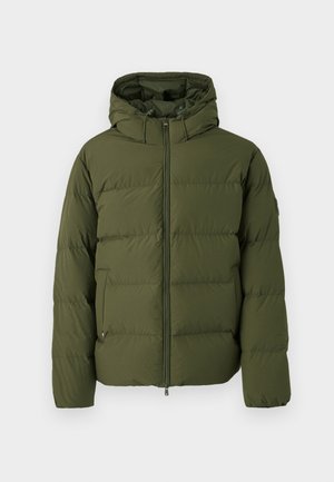 Zaļš pūkains jaku ar kapuci, ar rāvējslēdzēja priekšpusi, horizontālu quilted tekstūru un divām sānu kabatām. Viegls materiāls.