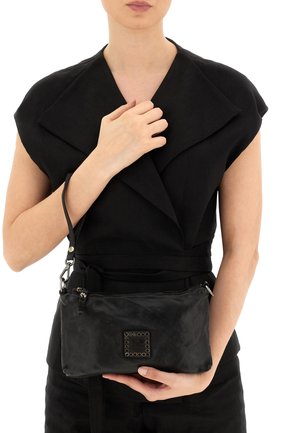 Borsa a tracolla in pelle nera con un piccolo dettaglio quadrato borchiato, texture liscia, chiusura con zip e tracolla regolabile.