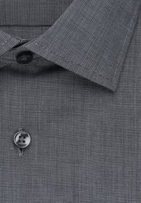 Kraagshirt in zwart-witte strepen, met een enkele zwarte knoop en een gladde stoftextuur met subtiele patroondetails.