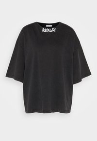 Camiseta negra de gran tamaño hecha de algodón, con un escote redondo y mangas cortas. Logo "REPLAY" en blanco en el cuello.