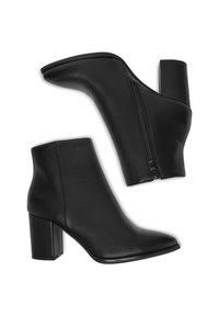 Fekete bőrből készült, magassarkú bokacsizma, hegyes orral, oldalsó cipzárral és vastag sarkal. Simább textúrájú, letisztult, modern dizájnnal.