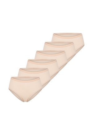 Sześć beżowych damskich bawełnianych majtek ułożonych w linii diagonalnej na białym tle.