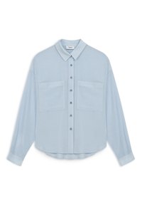 Camisa de manga larga azul claro con botones en la parte delantera, cuello puntiagudo, dos bolsillos de parche y un corte relajado. Tejido suave y texturizado.