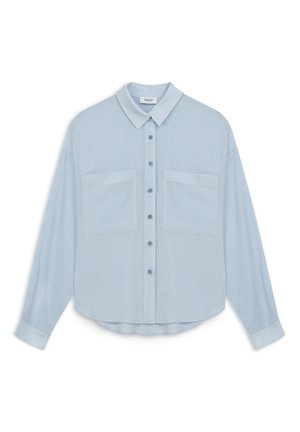 Camicia a maniche lunghe azzurro chiaro con bottone anteriore, colletto a punta, due tasche applicate e vestibilità comoda. Tessuto morbido e texturizzato.