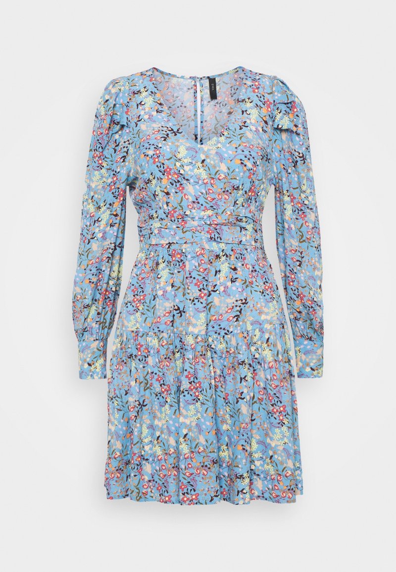 Niebieska sukienka w kwiaty z długimi bufkami, głębokim dekoltem w serek, taliowaną talią oraz wielowarstwową spódnicą z żywym, botanicznym wzorem.