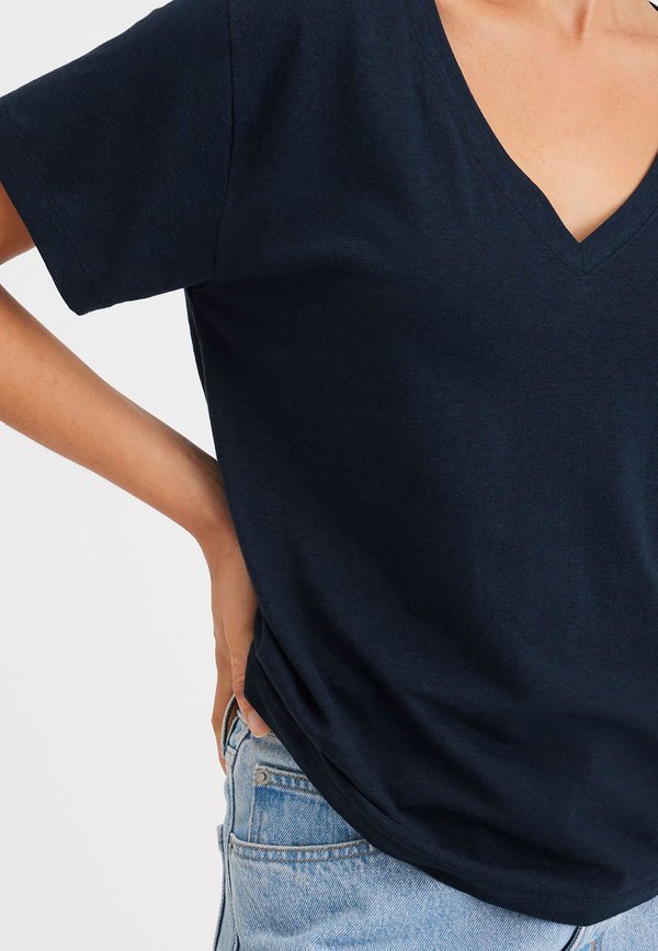 DEEP V NECK TEE - Basic T-shirt2