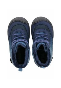 Blå højtop sko med tekstureret stof, snørebåndslukning og blødt for. Tykkere gummisåler og bageste trækstropper for nem påtagning.