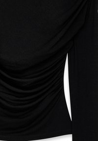 Zwarte lange mouwen top met geplooide stof aan één kant, gladde textuur en een licht asymmetrische zoom. Gemaakt van rekbaar materiaal.
