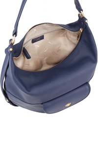 Navyblauwe leren schoudertas met een gouden rits, zachte textuur en binnenbranding in lichtbeige. Beschikt over een ruime, casual uitstraling.