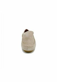 Zapato sin cordones de ante beige con punta redondeada, costuras decorativas a lo largo del borde y una suela lisa. Diseño minimalista, sin herrajes visibles.