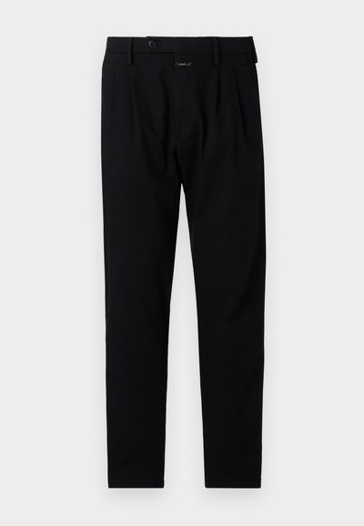 Pantalones negros con un ajuste entallado, que presentan un frente plano, pliegues sencillos y un cierre de botón. Fabricados con una tela suave, aptos para ocasiones formales.