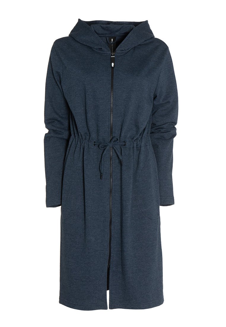 Granatowy płaszcz z kapturem zapinany na zamek z regulowanym pasem, długimi rękawami, przednimi kieszeniami i miękką teksturą. Projekt charakteryzuje się luźnym krojem.