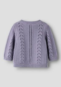 Lavendelfarget strikkegenser med ribbestrikket hals og mansjetter, med blonder og teksturerte paneler langs ryggen.