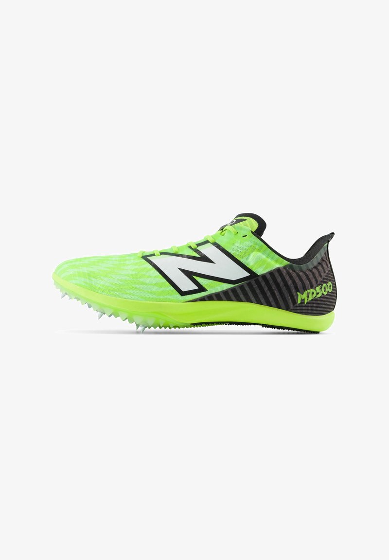Scarpa da corsa verde neon con tallone nero testurizzato, presenta un grande logo "N" bianco e punte metalliche per la trazione sulla suola.