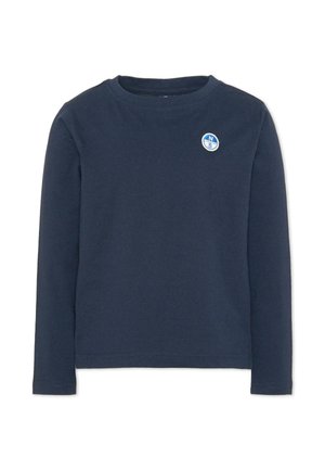 Camisa azul marino de manga larga con cuello redondo y pequeño parche redondo azul y blanco con brújula en el lado izquierdo del pecho.