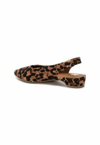Zapato slingback de estampado de leopardo con puntera afilada, tacón bajo y acabado suave y texturizado. Contraste de colores negro y marrón claro con diseño de talón abierto.