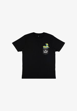 Sort t-shirt med korte ærmer, der har et lommedesign med tre grønne rumvæsener og teksten "Pizza Planet" i hvid, lavet af bomuldsstof.
