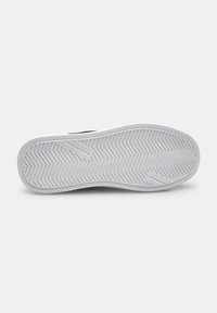 Fehér sneaker talp halszálkás mintázattal. Simarubber anyag, lekerekített orr és ívelt élek. Nincs látható márkajelzés.
