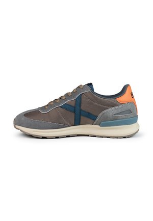 Zapatilla gris con una parte superior de malla, acentos azules, cordones marrones y un talón naranja. Diseño ligero con una suela texturizada para mayor tracción.