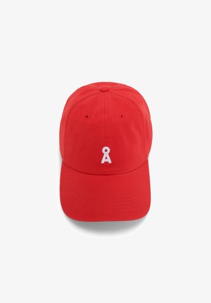 Rote Baumwoll-Baseballmütze mit gebogenem Schirm, die auf der Vorderseite einen weißen gestickten Buchstaben "A" zeigt. Sechs Belüftungsöffnungen sind sichtbar.