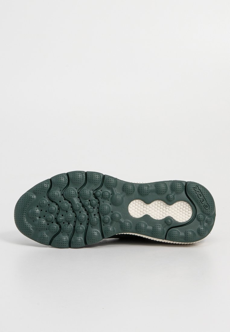 Geox Sneaker-Sohle, grünes Gummi mit strukturiertem Grip, featuring abgerundete Buckel und einen weißen atmungsaktiven Abschnitt in der Mitte für Belüftung.