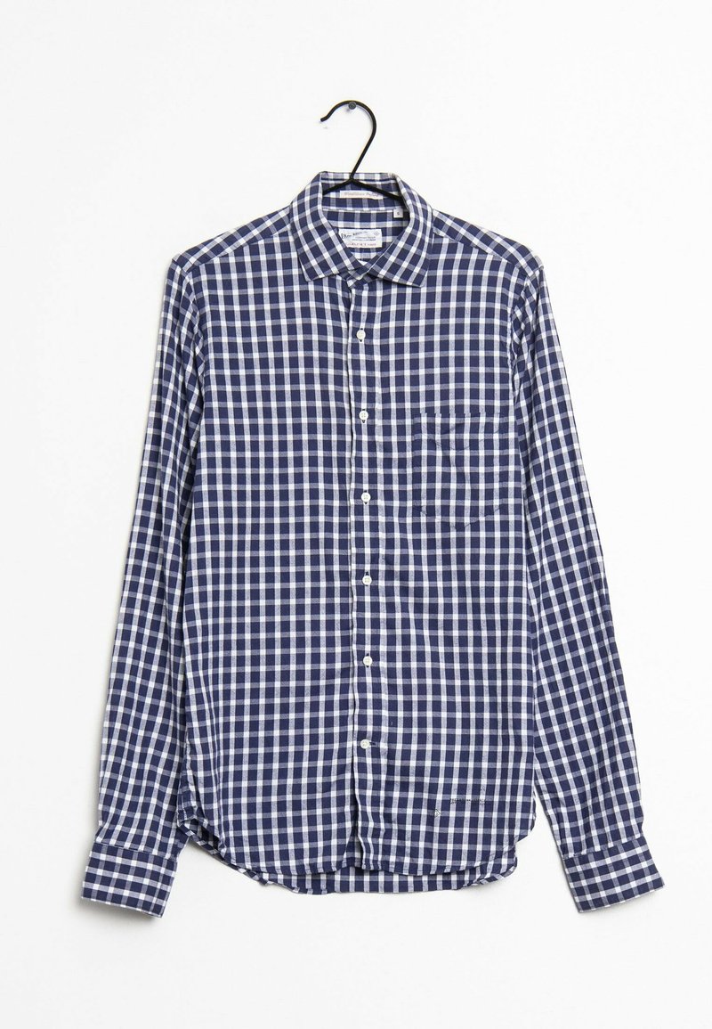 Camicia a maniche lunghe a quadri blu navy e bianca con bottoni, colletto e tasca, realizzata in tessuto leggero, appesa a un gancio nero.