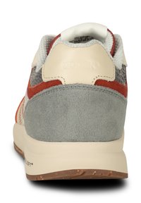 Sneaker Woden z szarą zamszową piętą, czerwoną i szarą siateczkową cholewką, beżowymi skórzanymi akcentami oraz gumową podeszwą z teksturowanym wzorem.