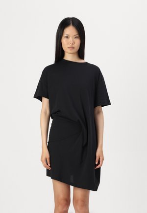 Musta lyhythihainen mekko rentoa mallia, jossa on kiertävä sivuosa. Valmistettu pehmeästä kankaasta, se ulottuu polven ylle.