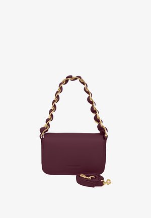Bordeauxfarbene Leder-Umhängetasche mit einem geflochtenen goldenen Kettengriff und einem verstellbaren Tragegurt; glatte Textur und minimalistisches Design.