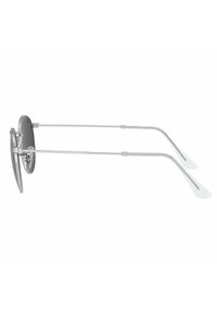 Occhiali da sole in metallo argento con lenti ovali grigie, aste sottili e finiture testurizzate vicino ai cardini. Progettati per un indossamento leggero.